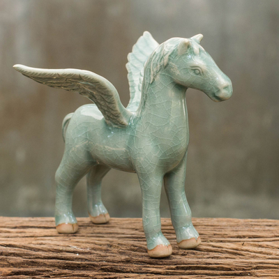 Celadon-Keramikfigur - Grün-seladonfarbene geflügelte Pferdefigur