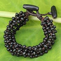 Pulsera con cuentas de madera, 'Night Shadows' - Pulsera con cuentas anudadas a mano negra