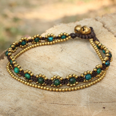 Armband aus Serpentinenperlen - Handgeknüpftes Perlenarmband mit Serpentinen- und Messingglocken