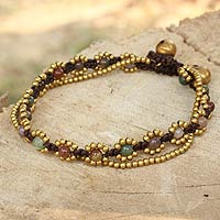Jaspis-Perlenarmband, „Festlicher Tag“ – Handgeknüpftes Jaspis-Perlenarmband mit Messingglocke