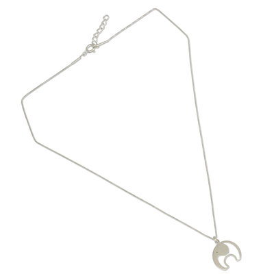 Halskette mit Anhänger aus Sterlingsilber, „Elefant auf dem Mond“ – Von Hand gefertigte Halskette mit Elefantenanhänger aus Sterlingsilber