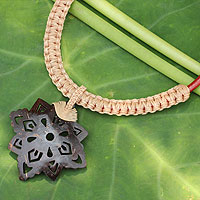 Collar de flores de cuero y cáscara de coco, 'Floral Tan' - Collar de cuero tailandés con colgante de flor de cáscara de coco