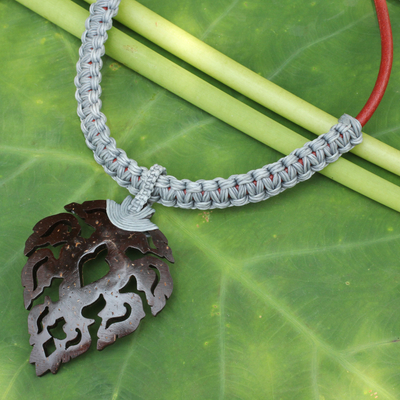 Halskette mit Blumen aus Leder und Kokosnussschale - Halskette aus Fair-Trade-Leder mit Anhänger in Blattform