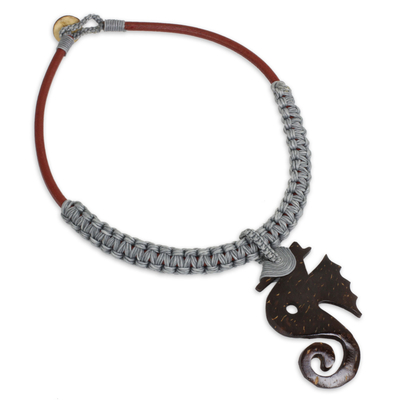 Halskette mit Blumen aus Leder und Kokosnussschale - Fair gehandelte Thai-Halskette aus Leder und Kokosnussschale