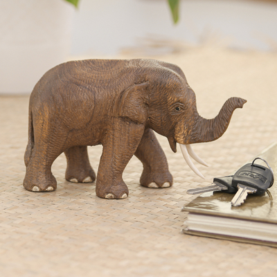 Elefantenstatuette aus Holz - Handgeschnitzte Elefantenstatuette aus Teakholz aus Thailand