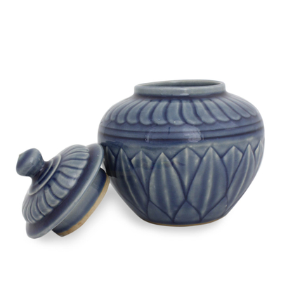 Jarra de cerámica de celadón, 'Loto Azul - Tarro y tapa de celadón floral azul tailandesa