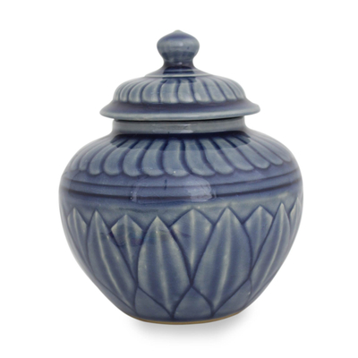 Jarra de cerámica de celadón, 'Loto Azul - Tarro y tapa de celadón floral azul tailandesa