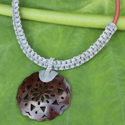 Halskette mit Kokosnussschalen-Anhänger - Halskette mit Anhänger aus Kokosnussschalenleder und grauem Makramee