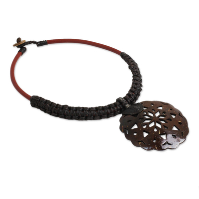 Halskette mit Kokosnussschalen-Anhänger - Leder- und Makramee-Halskette mit Kokosnussschalen-Anhänger