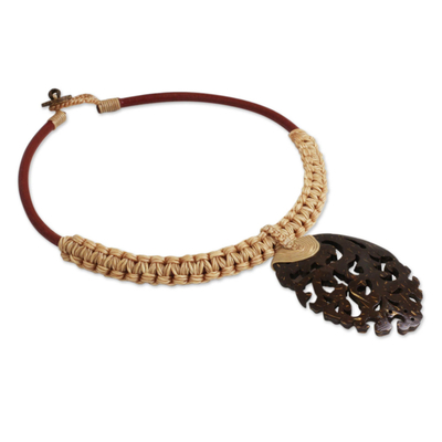 Kokosnuss-Muschel-Anhänger-Halskette, 'Elegantes Thailand in Beige'. - Natürliche Kokosnussmuschel-Anhänger-Halskette mit Makramee-Schnüren