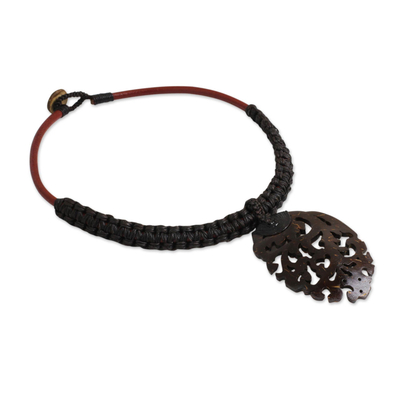 Halskette mit Kokosnussschalen-Anhänger - Dunkelbraune Makramee-Halskette mit Kokosnussschalen-Anhänger