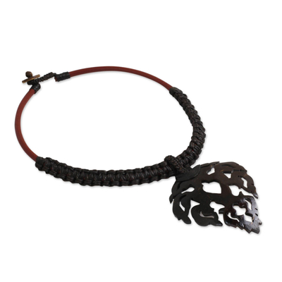 Kokosnuss-Muschel-Anhänger-Halskette, 'Kostbares Thailand in braun'. - Handgemachte Makramee- und Kokosnussschalen-Anhänger-Halskette