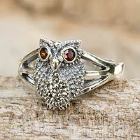 Anillo de cóctel de marcasita y granate, 'Little Owl' - Anillo de cóctel de plata de ley con granate tailandés y marcasita