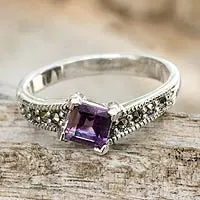 Amethyst-Solitärring, „Deco Days“ – Solitärring aus thailändischem Amethyst und Markasit-Sterlingsilber