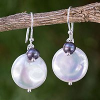 Aretes colgantes de perlas cultivadas - Aretes colgantes de perlas cultivadas blancas y grises tailandesas