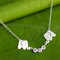 Collar colgante de amatista, 'Grateful Elephant' - Collar colgante de elefante de Tailandia con amatistas