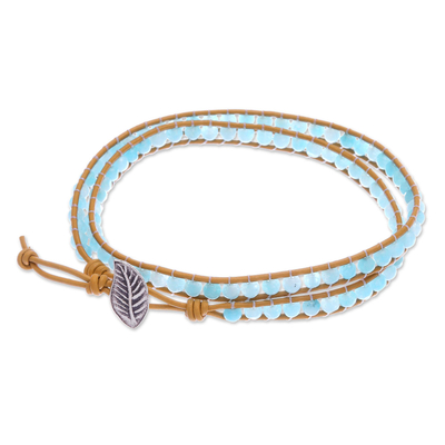 Wickelarmband aus Quarz und Leder - Handgefertigtes Wickelarmband aus blauem Quarz und braunem Leder