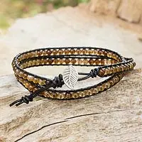 Wickelarmband aus Achat und Leder, „Hill Tribe Sun“ – Handgefertigtes thailändisches schwarzes Lederarmband mit goldenem Achat