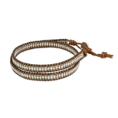 Wickelarmband aus Silber und Leder, „Satkona Yantra“ – silbernes Hindu-Hexagramm auf Perlen-Lederwickelarmband