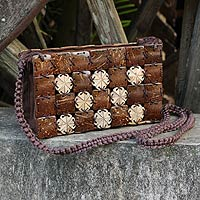 Umhängetasche aus Kokosnussschale, „Flowers Squared“ – Handgefertigte Geldbörse aus Kokosnussschale mit Baumwollfutter