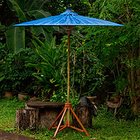 Sombrilla decorativa de jardín, 'Happy Garden in Blue' - Sombrilla de algodón y bambú para decoración de jardín de comercio justo