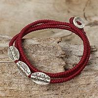 Wickelarmband aus Silberperlen, „Chiang Mai Red“ – Wickelarmband aus Silber 950 und roter Kordel aus Thailand