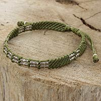Silbernes Perlenarmband, „Affinity in Green“ – Geflochtenes Armband aus grüner Kordel, handgefertigt in Thailand