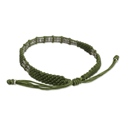 Kordelarmband aus silbernen Perlen - Geflochtenes Armband aus grünem Kordel, handgefertigt in Thailand