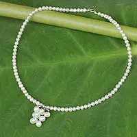 Collar de gargantilla con colgante de perlas, 'Uvas exquisitas' - Gargantilla con colgante de racimo de uvas de perlas blancas cultivadas