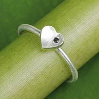 Anillo corazón de ónix - Anillo de corazón de ónix y plata de ley cepillada hecha a mano