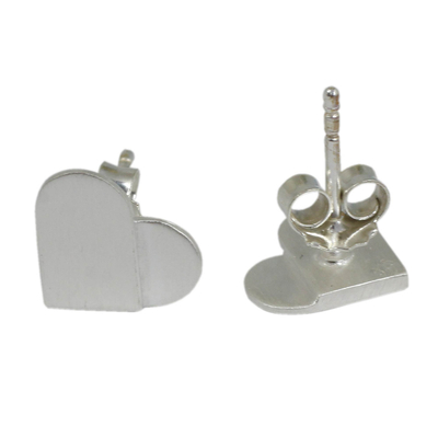 Knopfohrringe aus Sterlingsilber, „Full Heart“ – handgefertigte silberne Herzohrringe mit gebürsteter Oberfläche