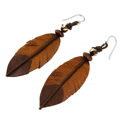 Pendientes colgantes de cuero y hueso, 'Brown Feather' - Pendientes con forma de pluma elaborados con cuero, hueso y madera