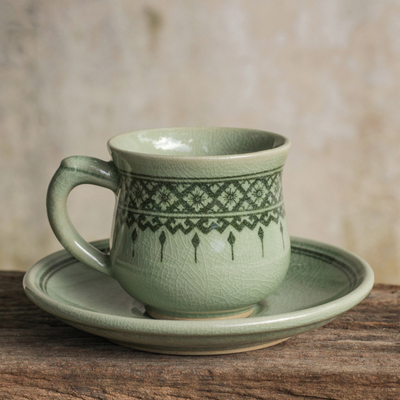 Tasse und Untertasse aus Seladon-Keramik - Thailändische Kunsthandwerker-Tasse und Untertasse aus grünem Seladon