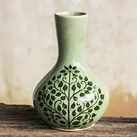 Jarrón de cogollos de cerámica Celadon, 'Thai Bodhi' - Jarrón tailandés Celadon de comercio justo con motivo de árbol Bodhi