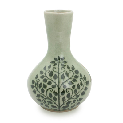 Knospenvase aus Celadon-Keramik - Fair gehandelte thailändische Celadon-Vase mit Bodhi-Baum-Motiv
