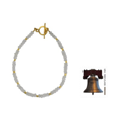 Armband aus Regenbogenmondstein und vergoldeten Perlen - Thailändisches Fair-Trade-Armband mit Regenbogen-Mondsteinperlen