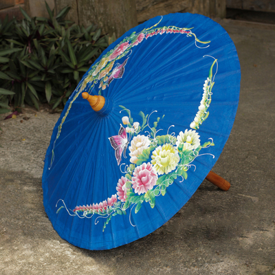 Sonnenschirm aus Baumwolle und Bambus - Blauer Thai-Sonnenschirm aus handbemalter Baumwolle mit Bambusrahmen