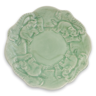 Plato de cerámica celadón, 'Familia de elefantes' - Plato de cerámica celadón tailandés con tema de elefante artesanal