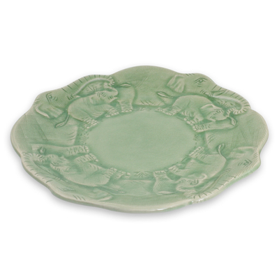 Plato de cerámica celadón, 'Familia de elefantes' - Plato de cerámica celadón tailandés con tema de elefante artesanal