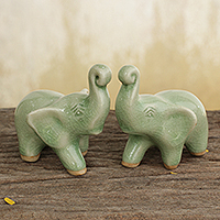 Figuras de cerámica Celadon, 'Elefantes verdes afortunados' (par) - 2 figuras de elefantes afortunados hechas a mano de cerámica verde Celadon
