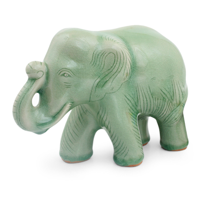 Figurilla de cerámica celadón - Figura de elefante feliz de cerámica Celadon de Thai Artisans