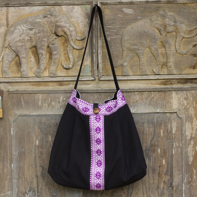 Bolso bandolera de algodón - Bolso de mano de algodón negro con adornos morados de Tailandia