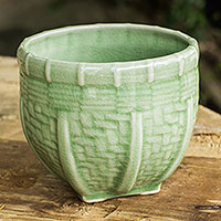 Jarrón de cerámica Celadon, 'Cesta' (mediano) - Jarrón de cerámica verde hecho a mano con motivo de cesta (mediano)