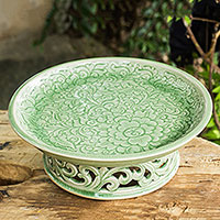 Bandeja de servicio de cerámica Celadon, 'Khan Toke' - Bandeja de servicio de cerámica Celadon floral verde en pedestal