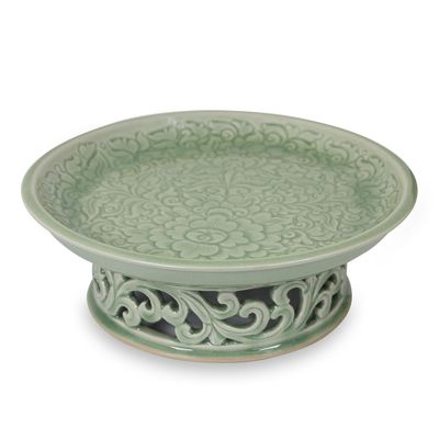 Serviertablett aus Celadon-Keramik, „Khan Toke“ – Serviertablett aus Celadon-Keramik mit grünem Blumenmuster auf Sockel