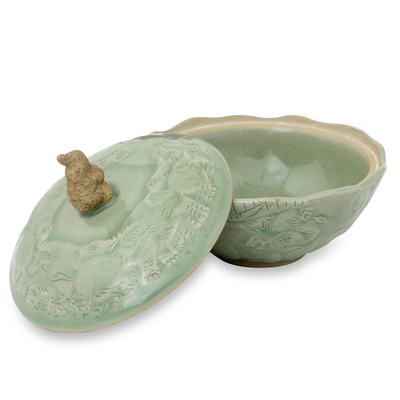 Cuenco con tapa de cerámica Celadon, 'Sawasdee' - Cuenco y tapa de cerámica verde hechos a mano con motivo de elefante