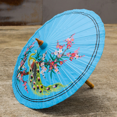 Sonnenschirm aus Baumwolle und Bambus - Fair gehandelter blauer asiatischer Sonnenschirm aus handbemaltem Baumwollstoff