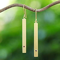 Pendientes barra granate oro vermeil - Aretes de plata con baño de oro de 24k satinado cepillado y granates