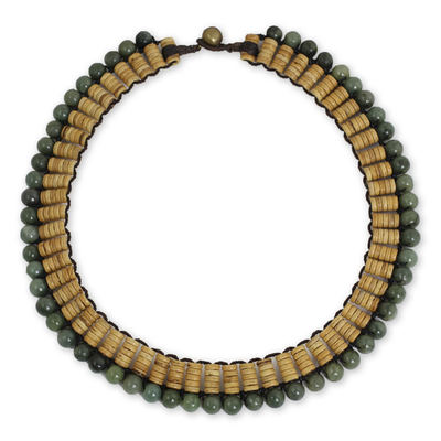 Perlenkette aus Jade und Kokosnussschalen, 'Forest Lagoon - Handgemachte thailändische Kokosnussschalen-Halskette mit Jade
