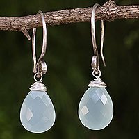 Chalcedon-Ohrhänger, „Subtle“ – handgefertigte Ohrhänger aus thailändischem Silber und Chalcedon